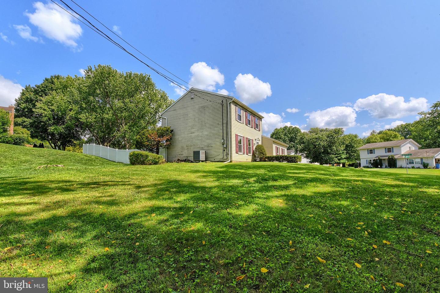 2204 Fenwick Ave Property Photo 2
