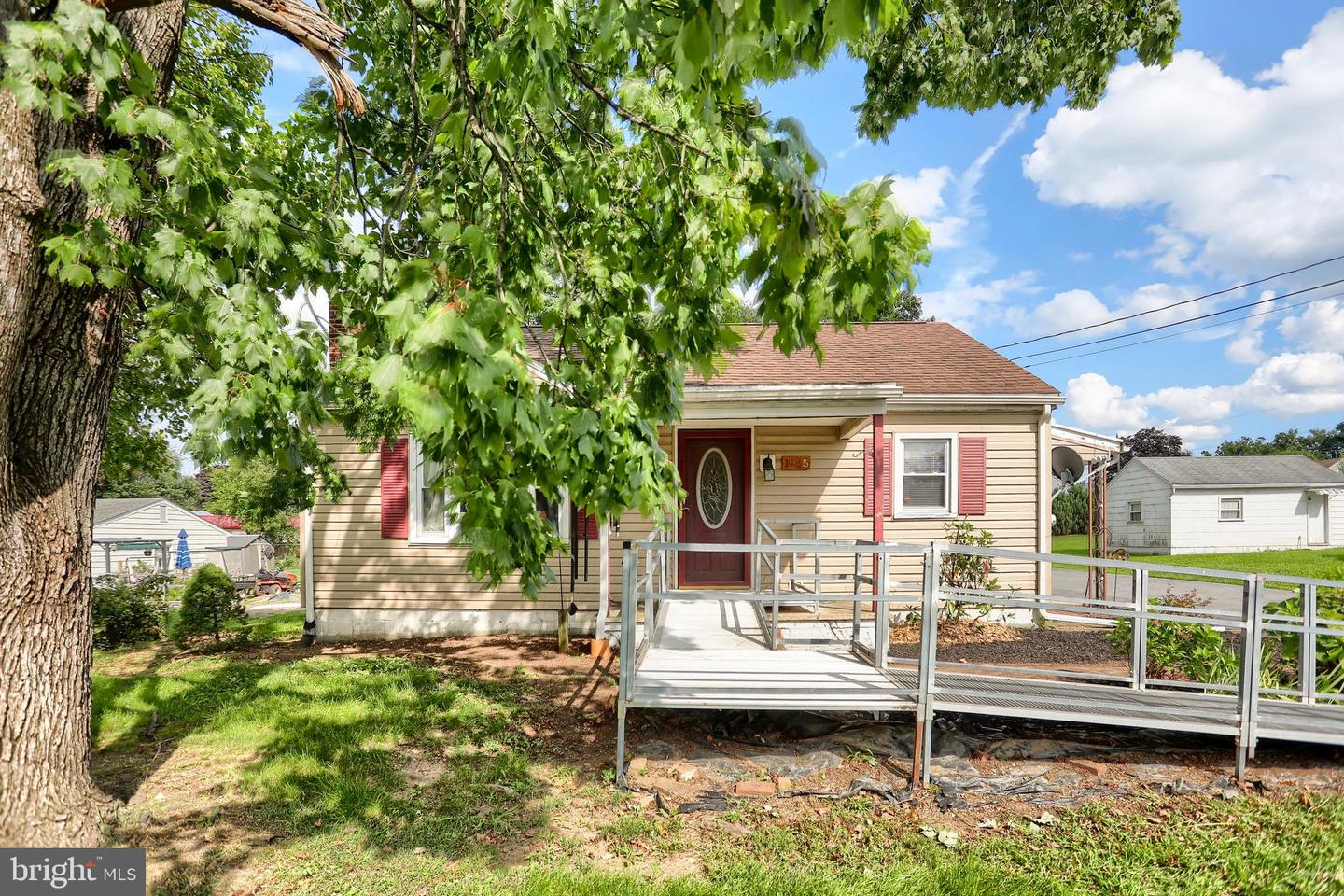 1945 Spring Rd Property Photo 2