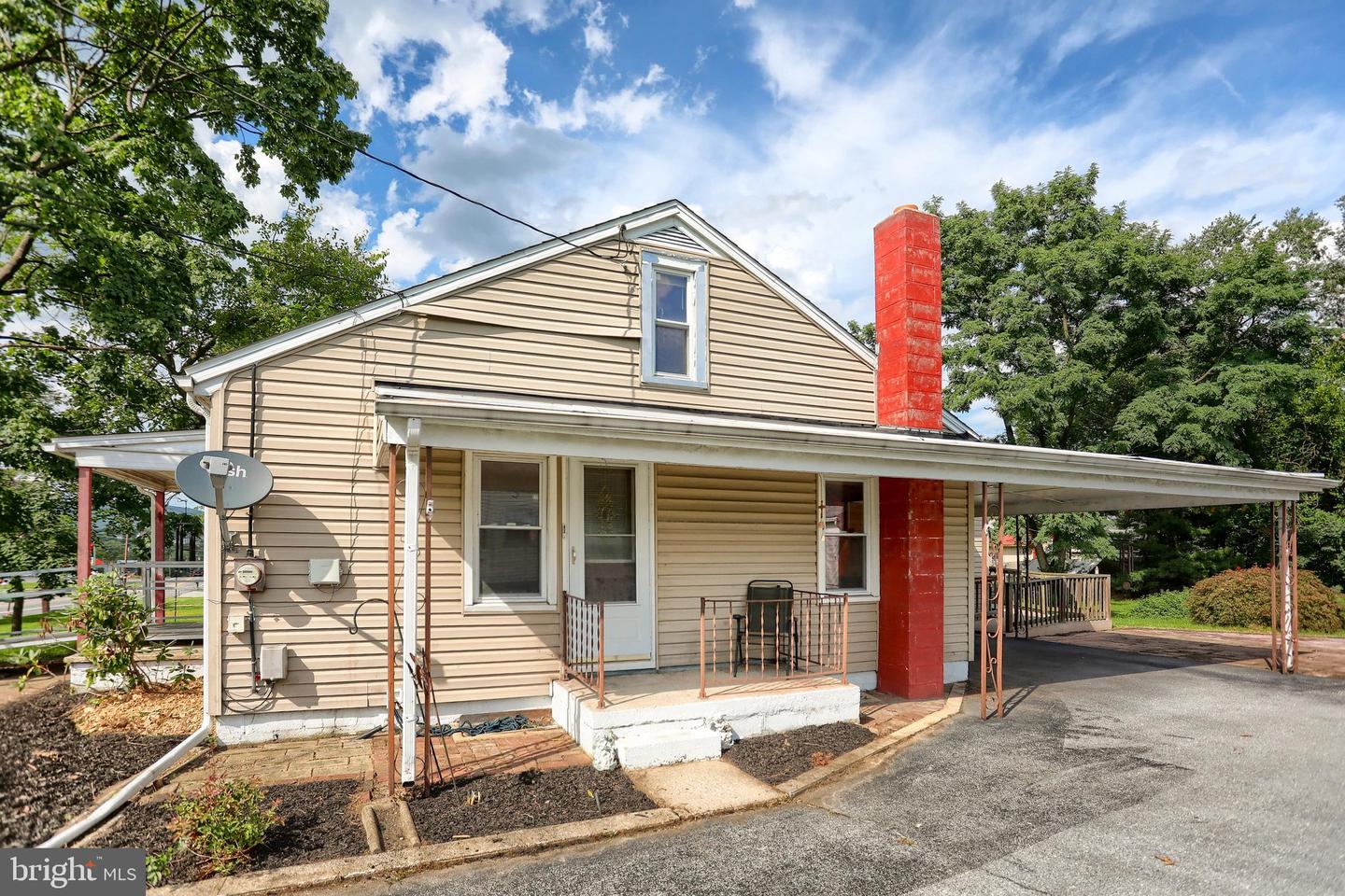 1945 Spring Rd Property Photo 6