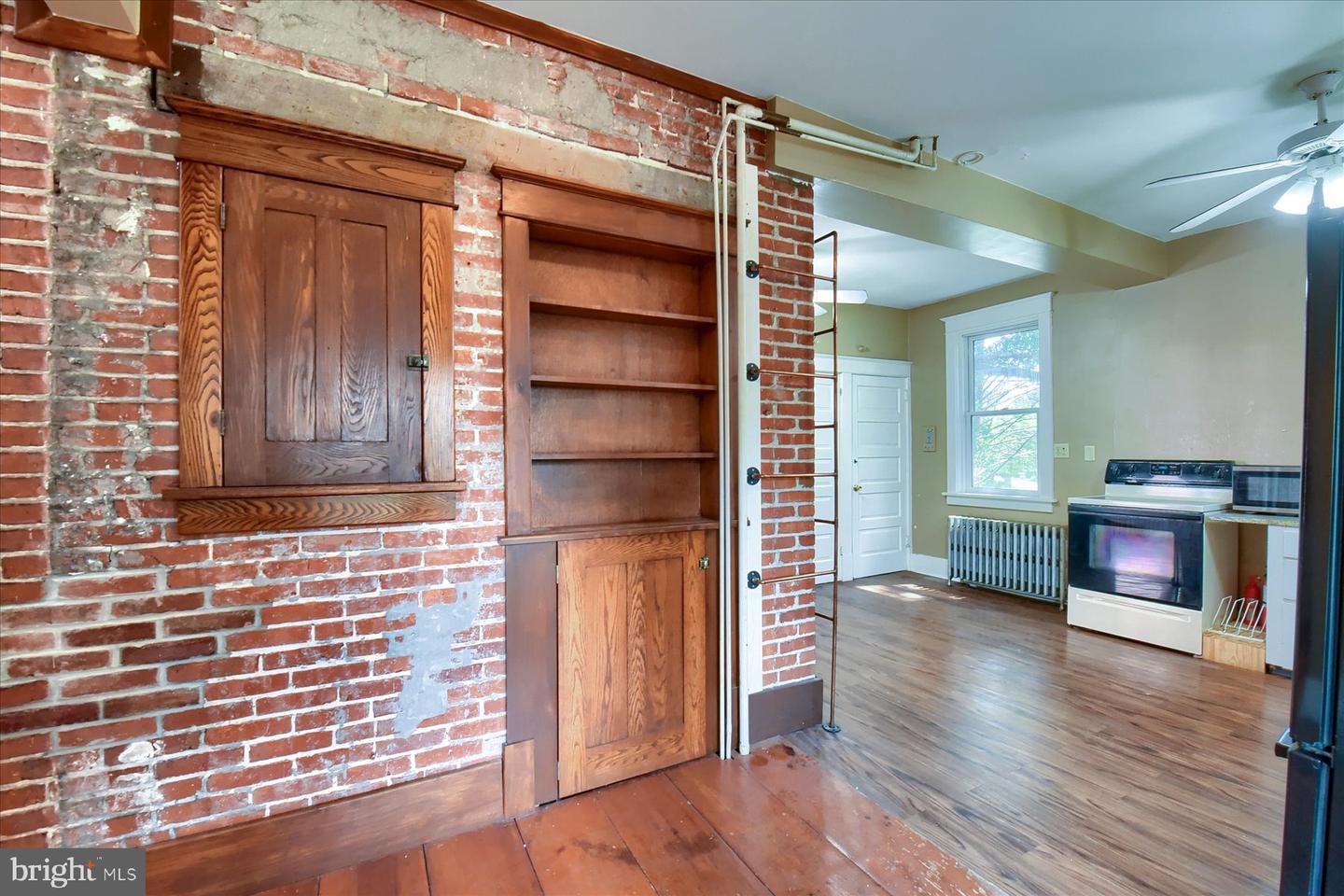 512 S Market St Property Photo 15