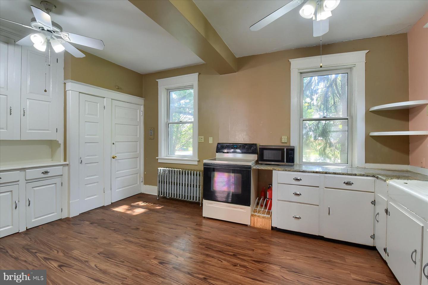 512 S Market St Property Photo 18