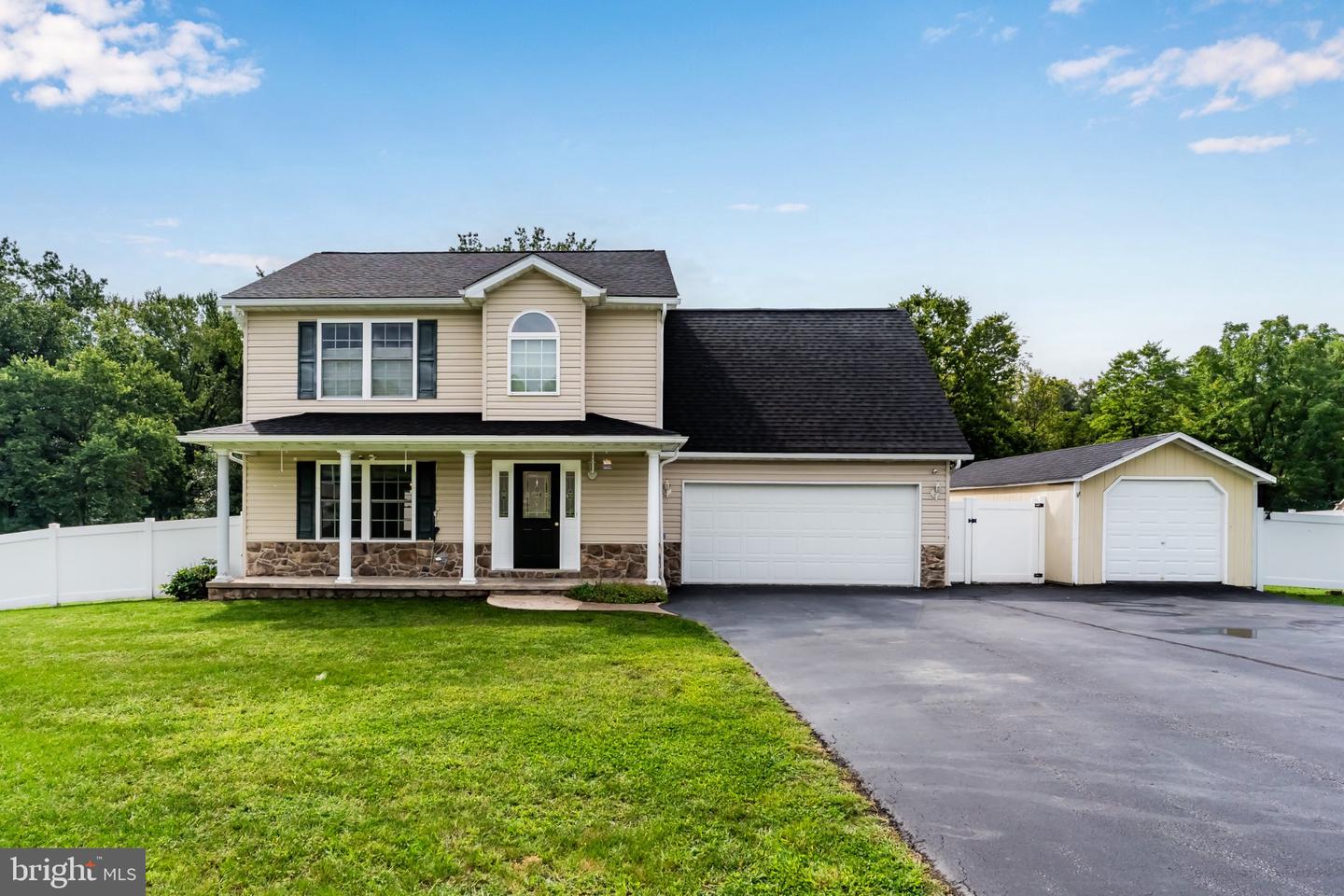 6 Camelot Ln Property Photo 1
