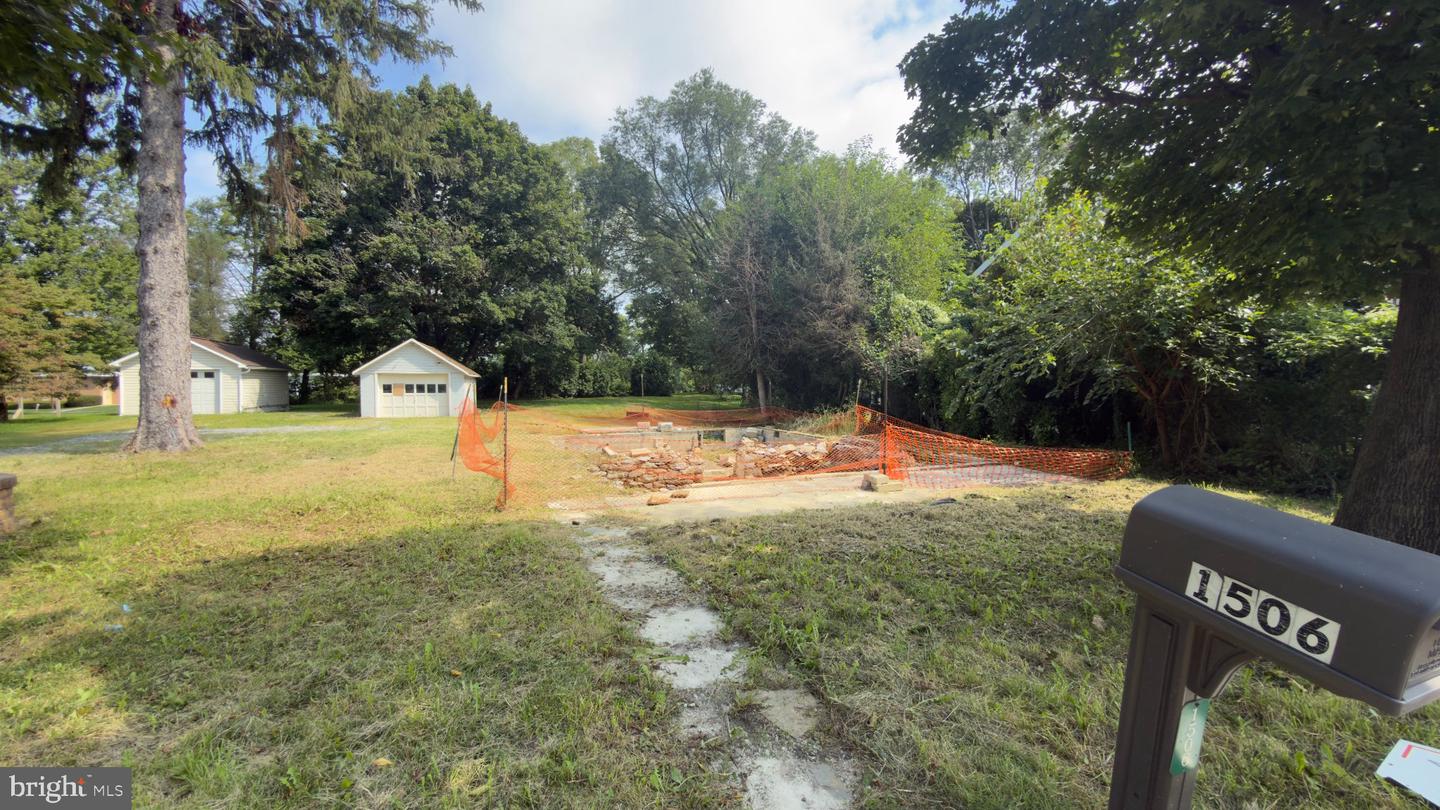 1506 W Trindle Rd Property Photo 2
