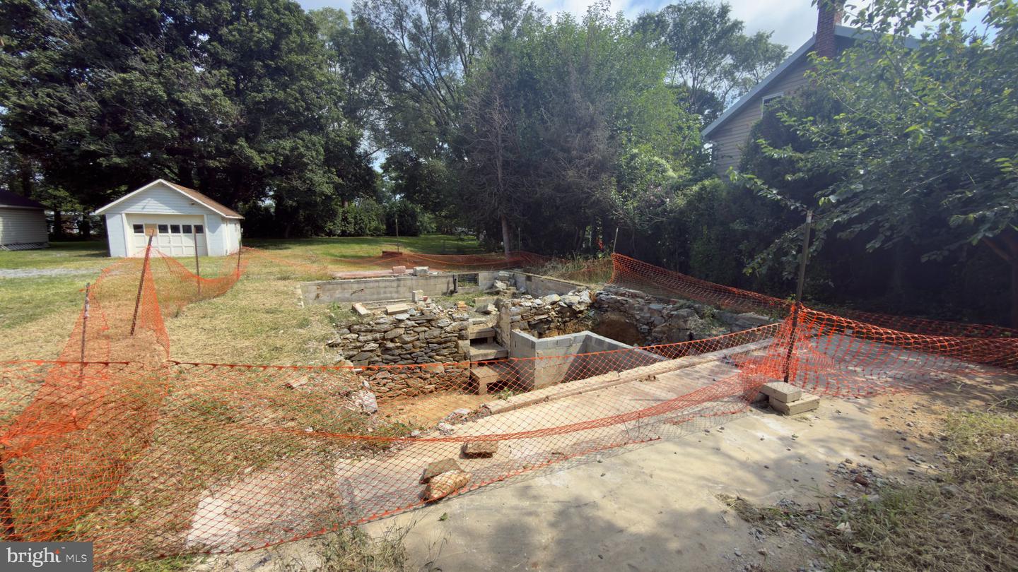 1506 W Trindle Rd Property Photo 4