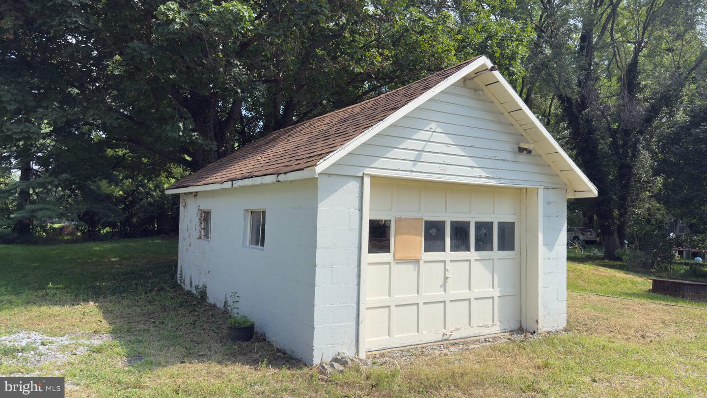1506 W Trindle Rd Property Photo 9