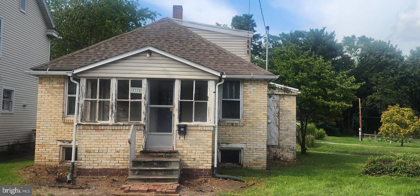 33 E Pine St Property Photo 1