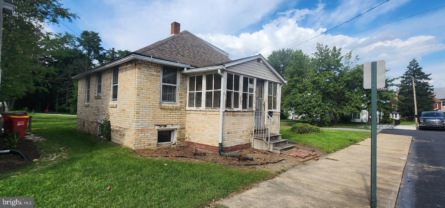 33 E Pine St Property Photo 1