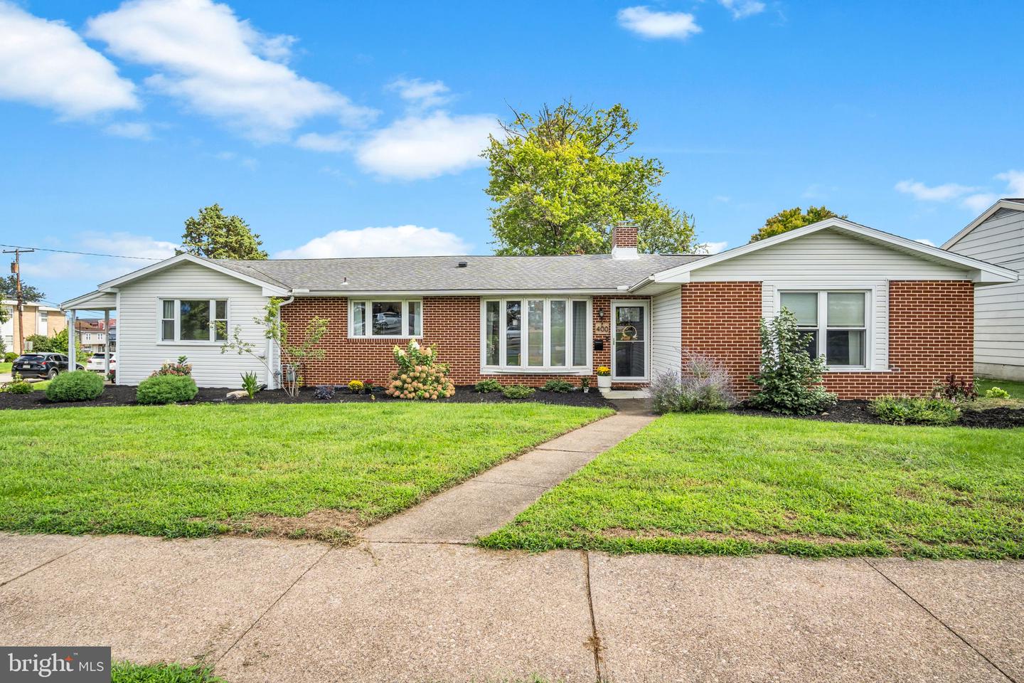 400 BEACON HILL RD Property Photo 1