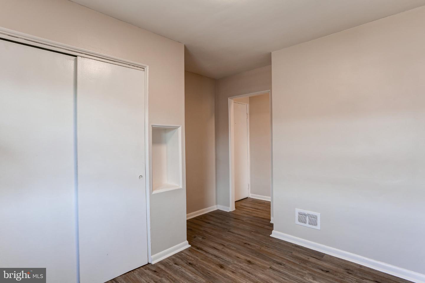 150 5th St #2c Property Photo 4