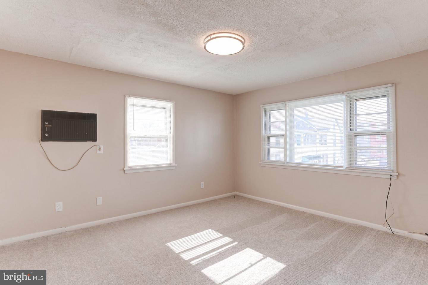 150 5th St #2c Property Photo 7