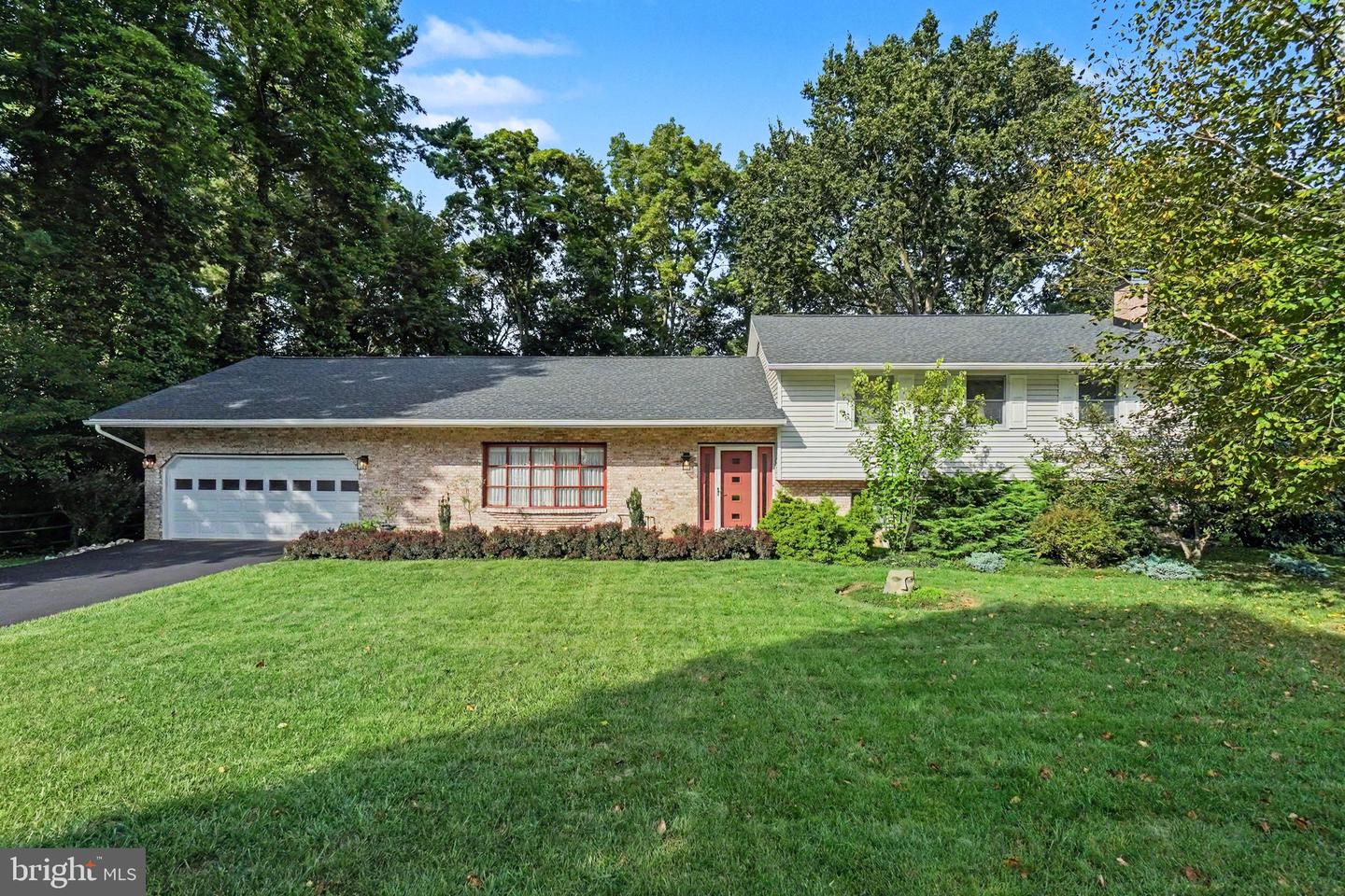 819 Meadow Ln Property Photo 1