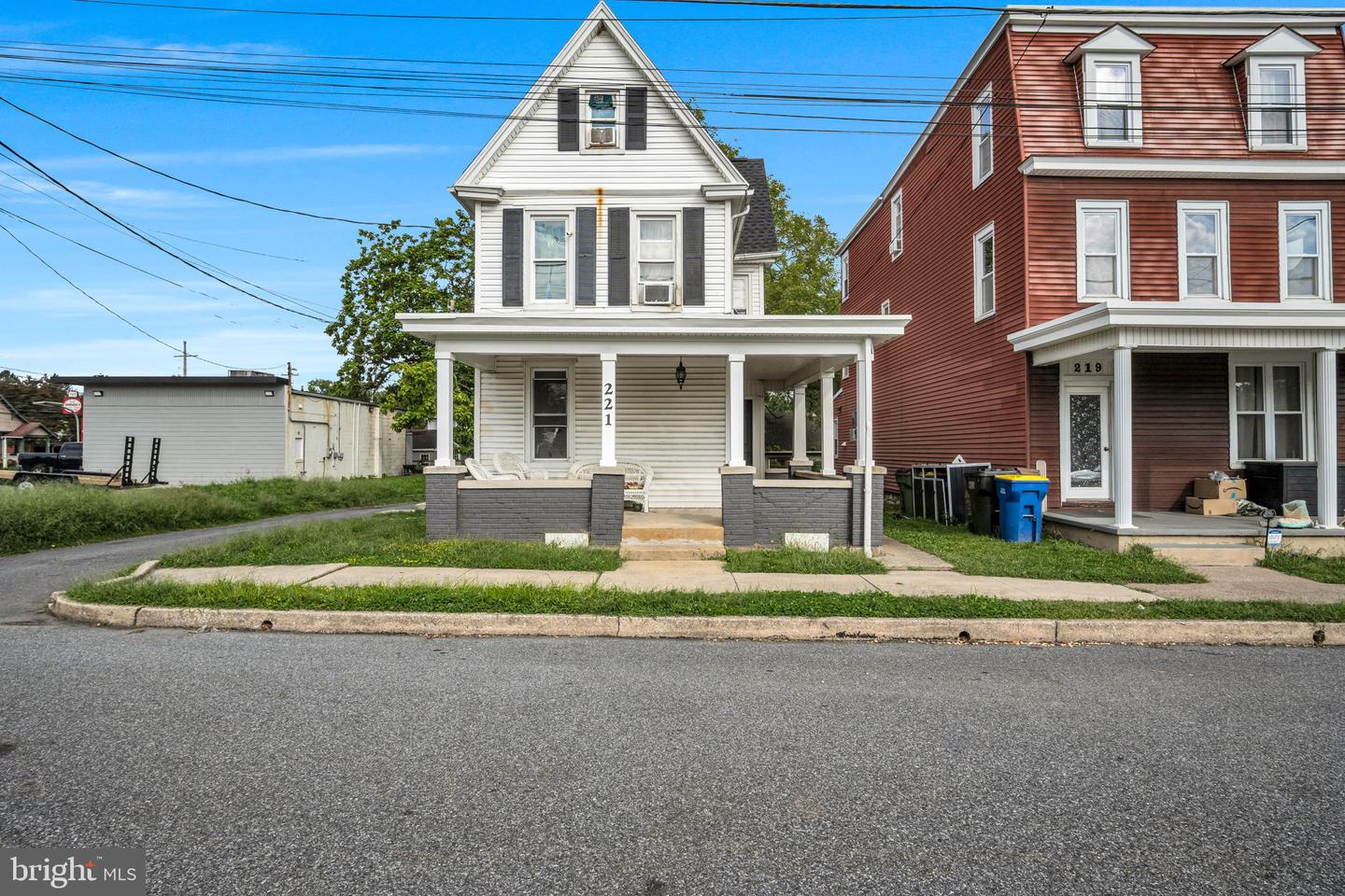 221 7th St Property Photo 2