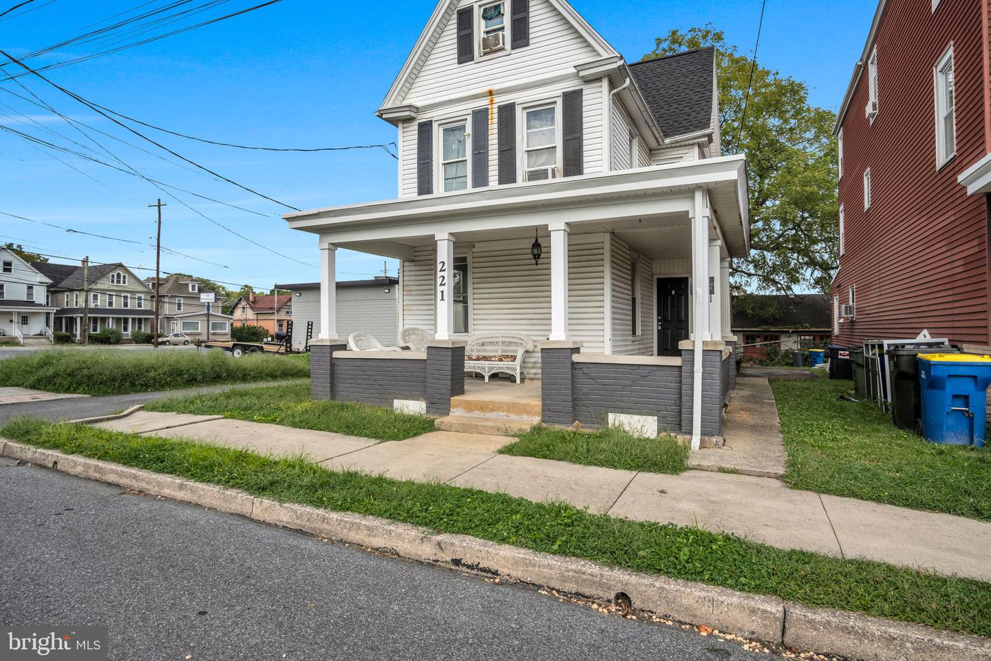 221 7th St Property Photo 4