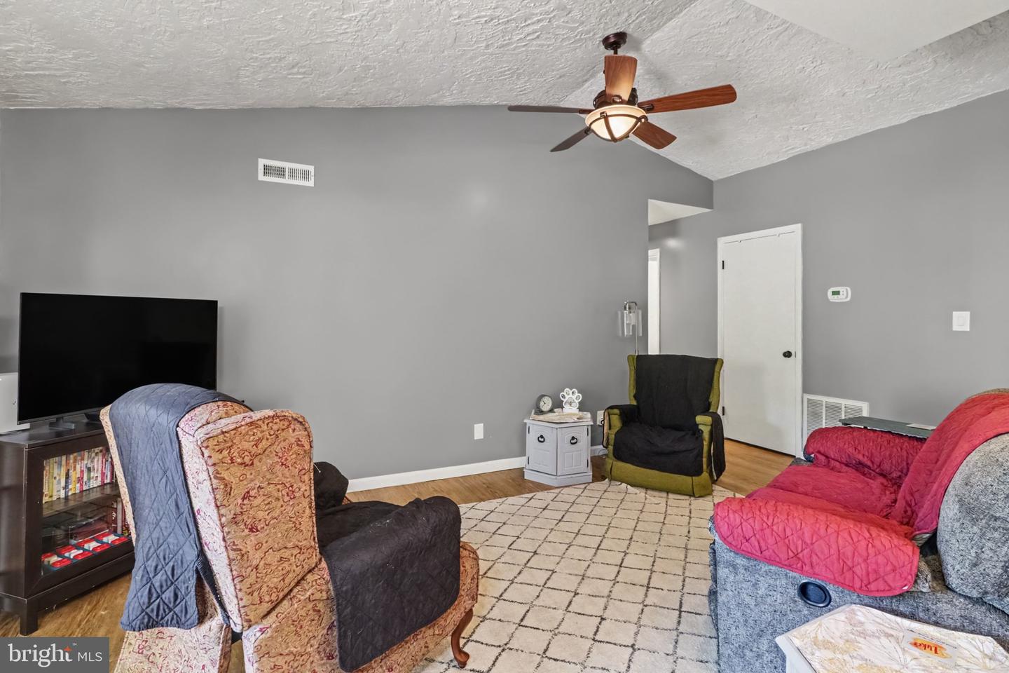 848 Louise Ct Property Photo 3