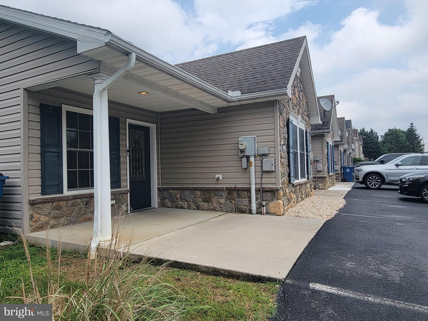 1049 Newville Rd Property Photo 3