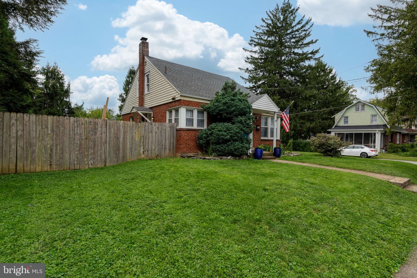 1616 Maple St Property Photo 2