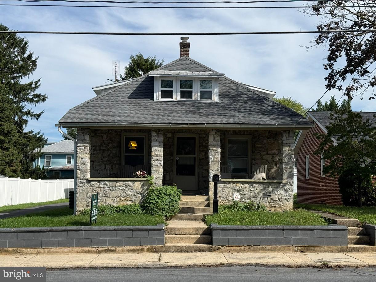 933 N Pitt St Property Photo 1