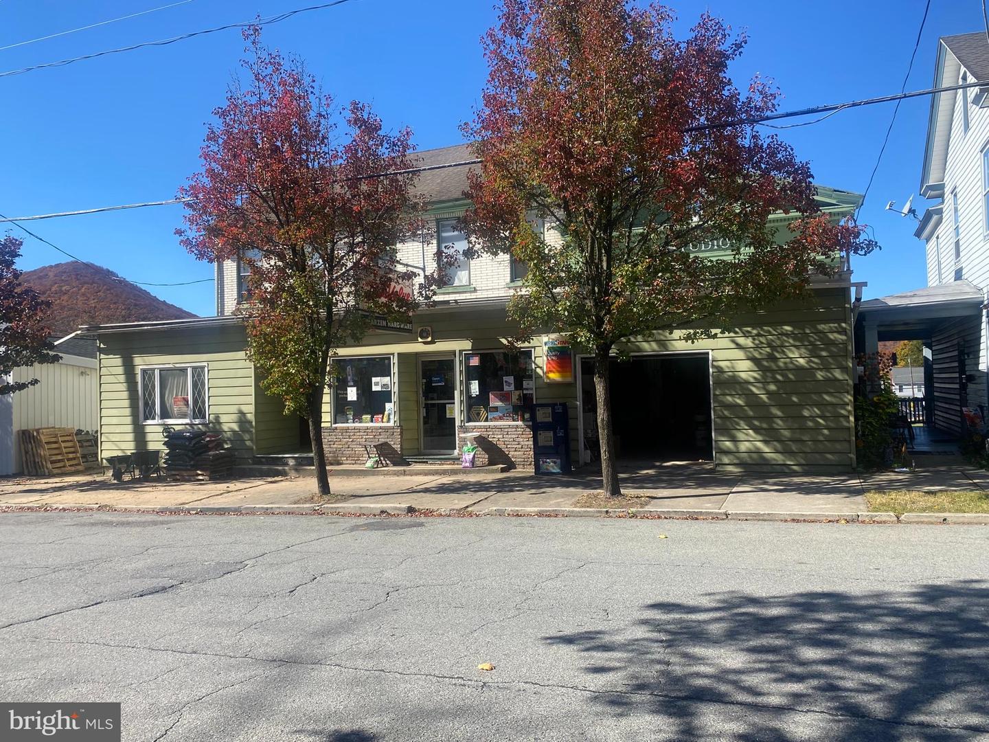 311-319 Center St Property Photo 2