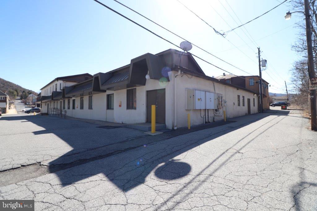 185 Delaware Ave #rear Property Photo 3