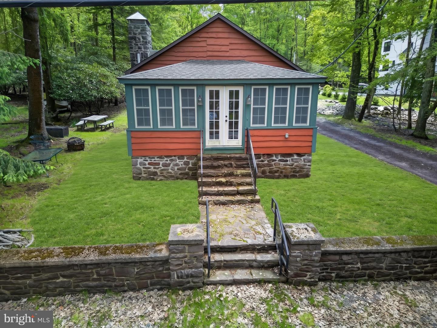 121 S Lake Dr Property Photo 1