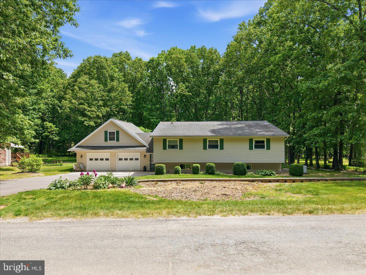 209 E Manor Ln Property Photo 1