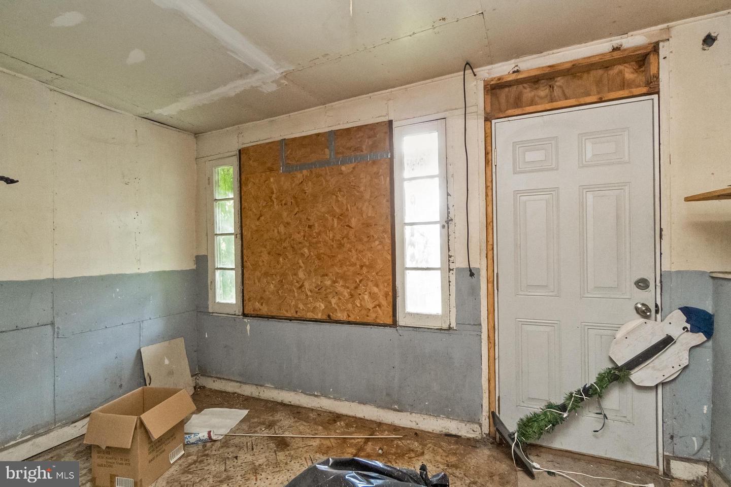 377-379 W Ridge St Property Photo 24