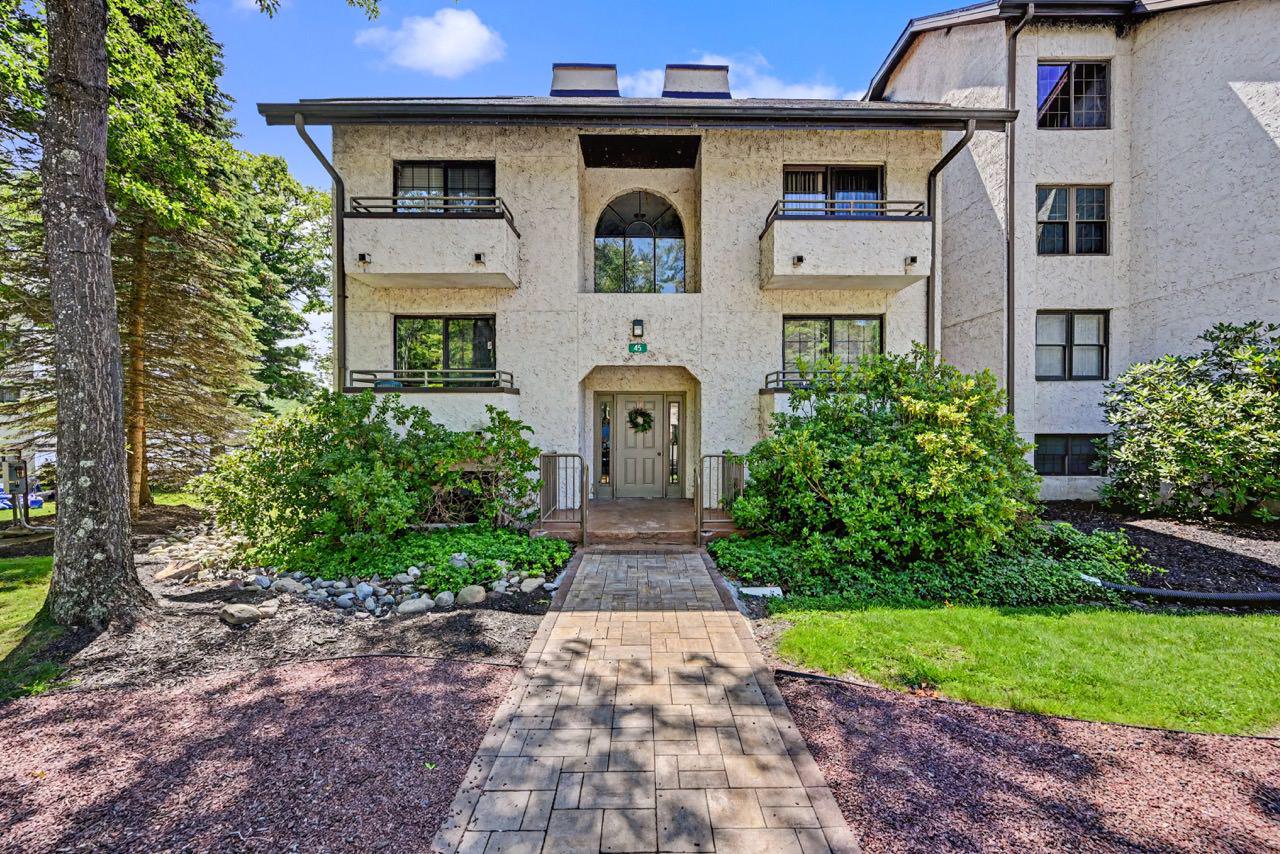 45 MIDLAKE DR #102 Property Photo 1