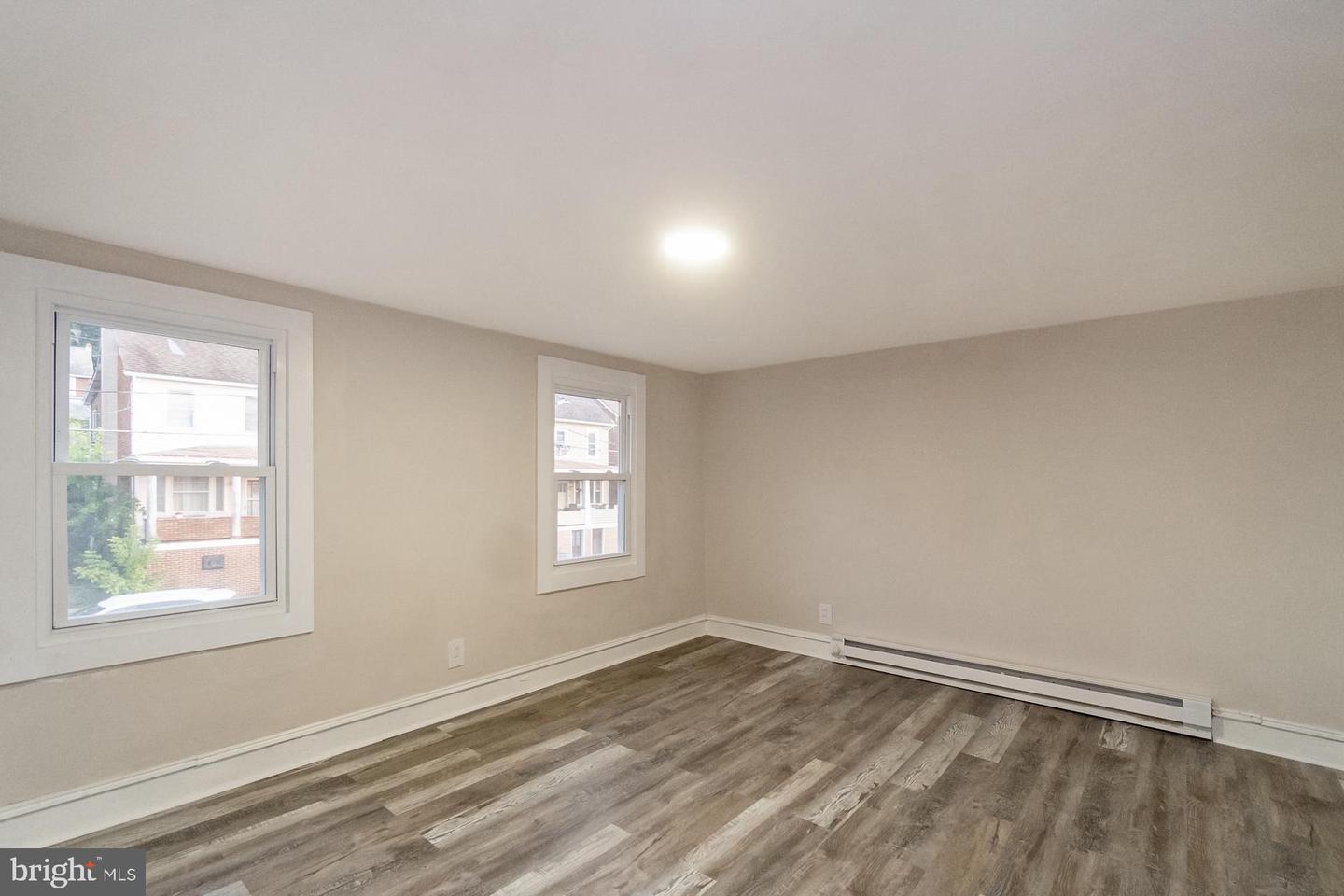 7 W Abbott St Property Photo 18