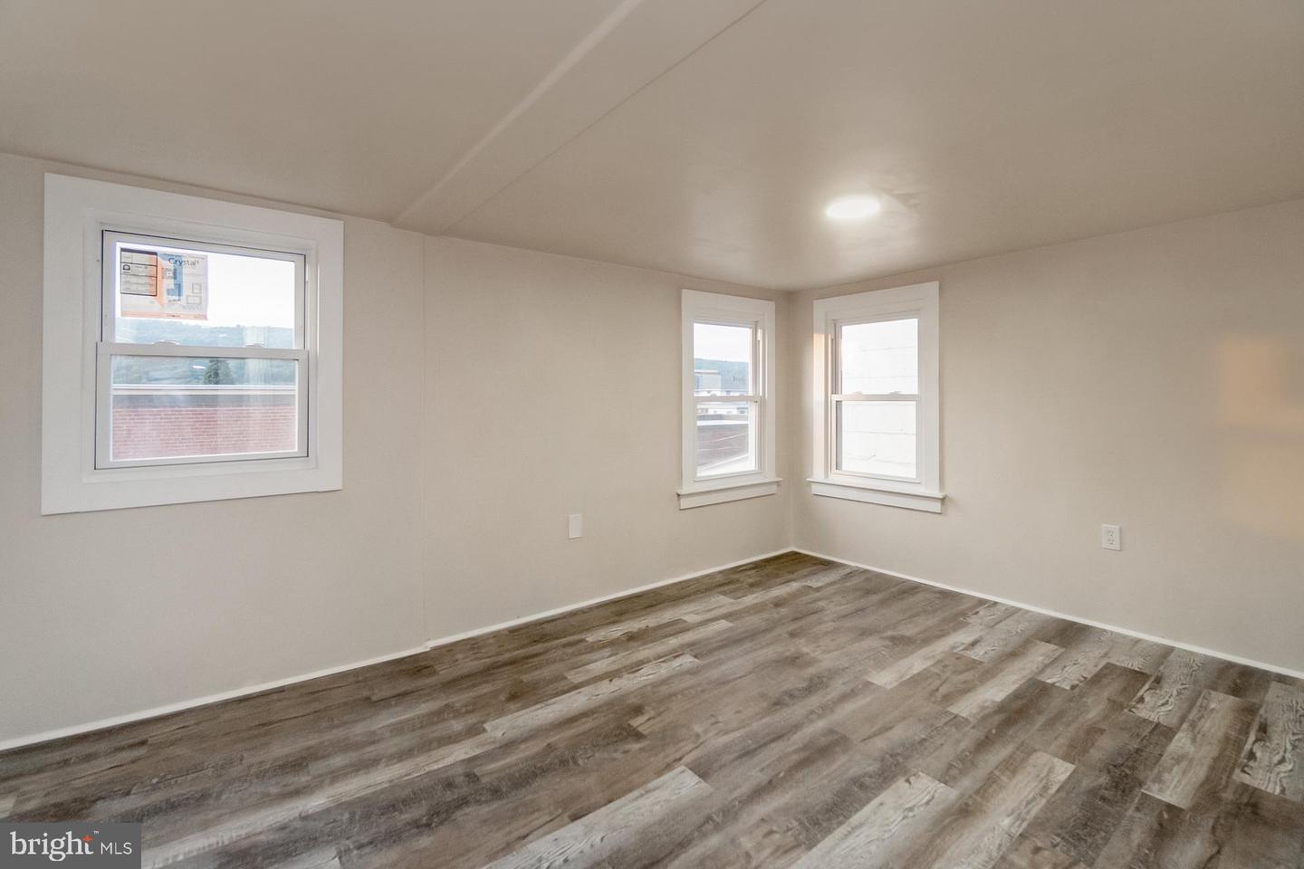 7 W Abbott St Property Photo 23