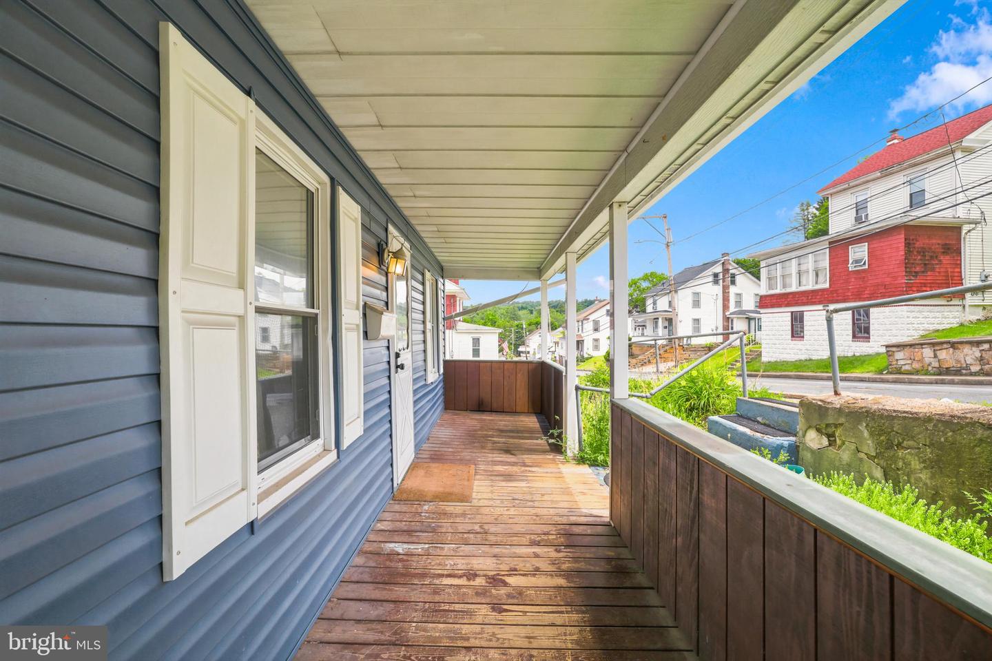 242 Hudsondale St Property Photo 2