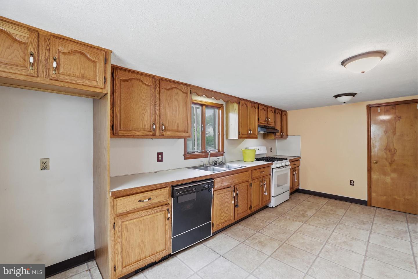 242 Hudsondale St Property Photo 4