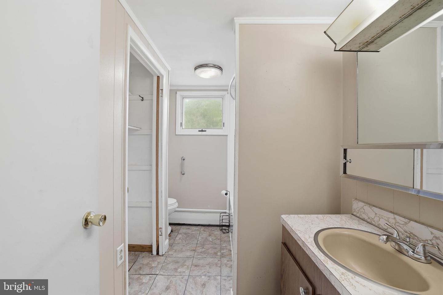 242 Hudsondale St Property Photo 7