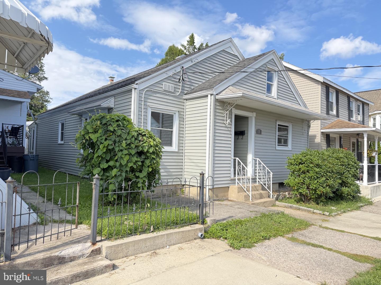 8 E HOLLAND ST