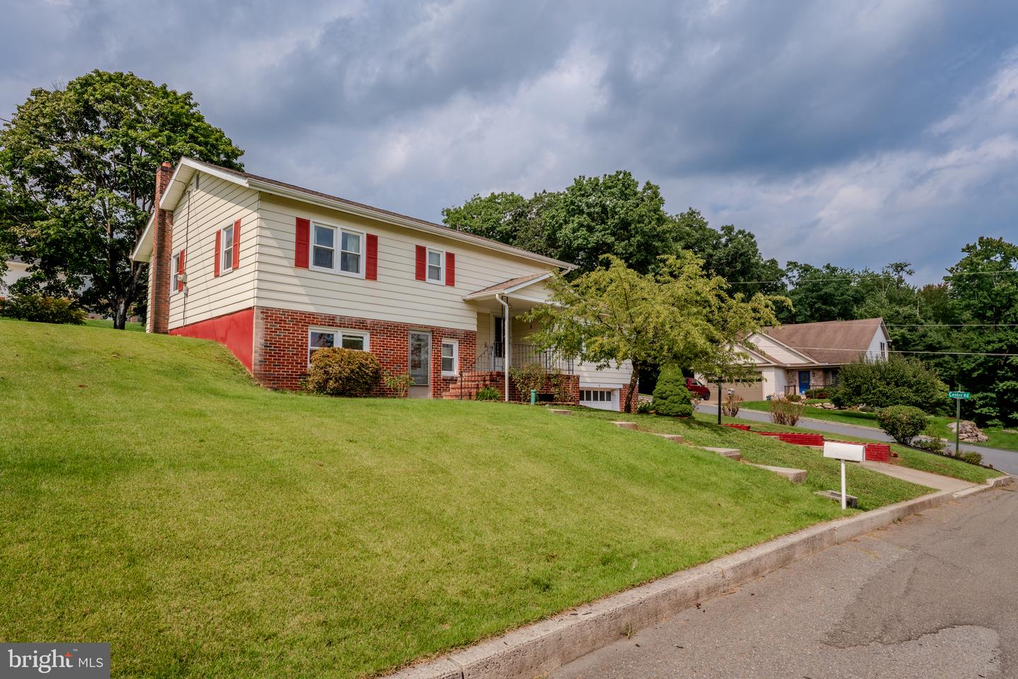 14 Brook Dr Property Photo 2