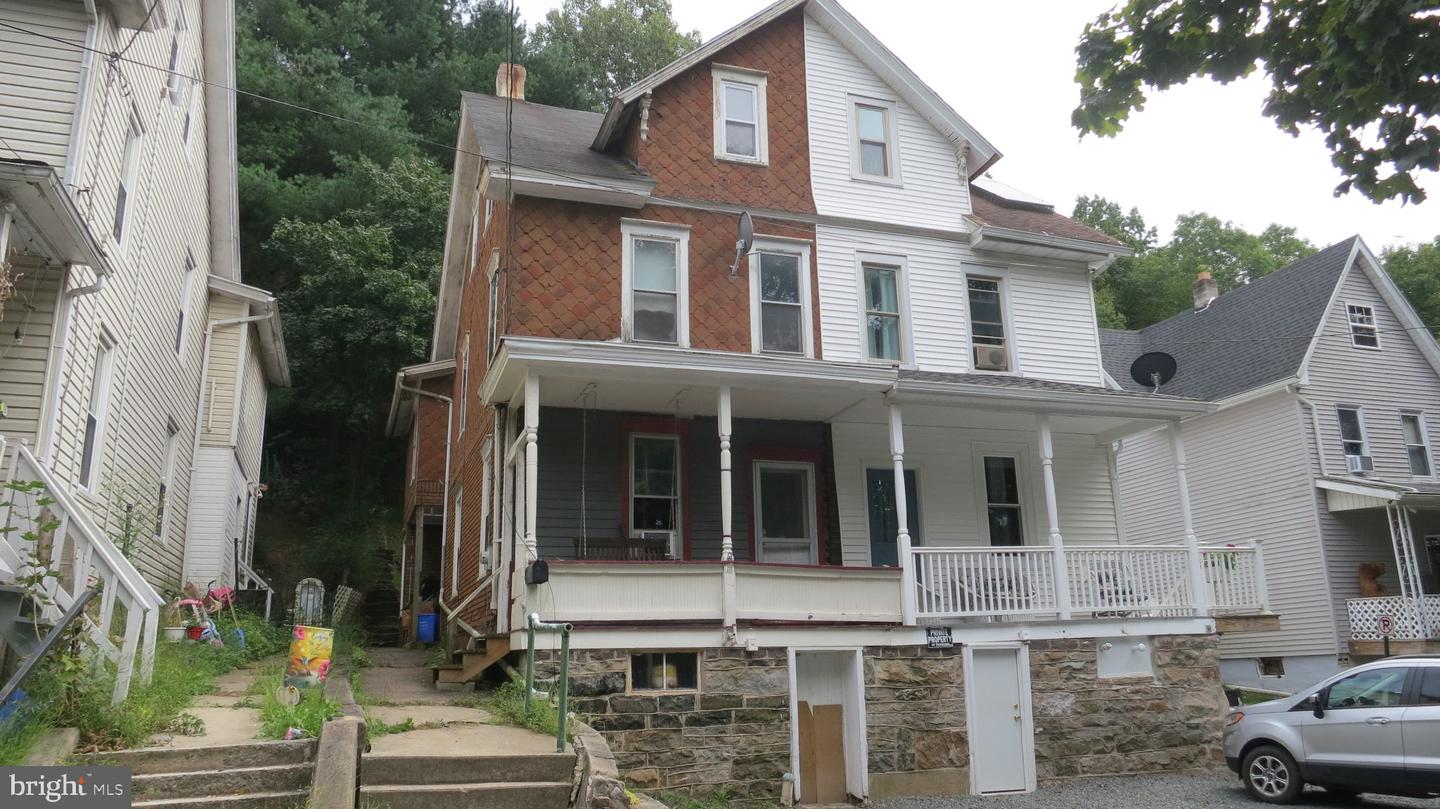 112 Silk St Property Photo 1