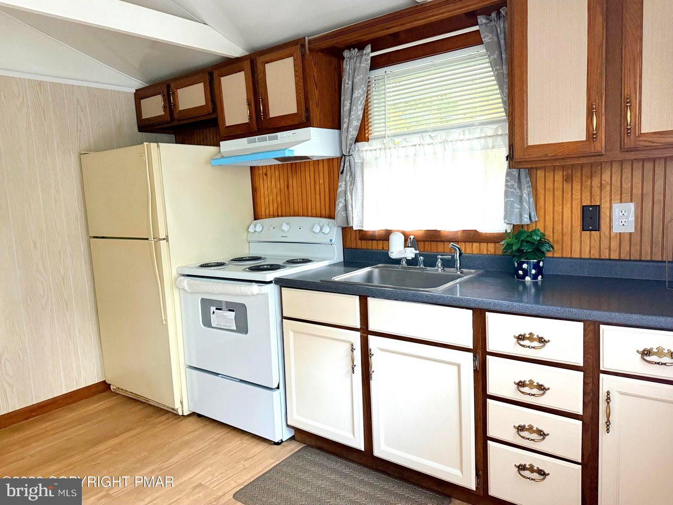 76 Woodland Rd Property Photo 5