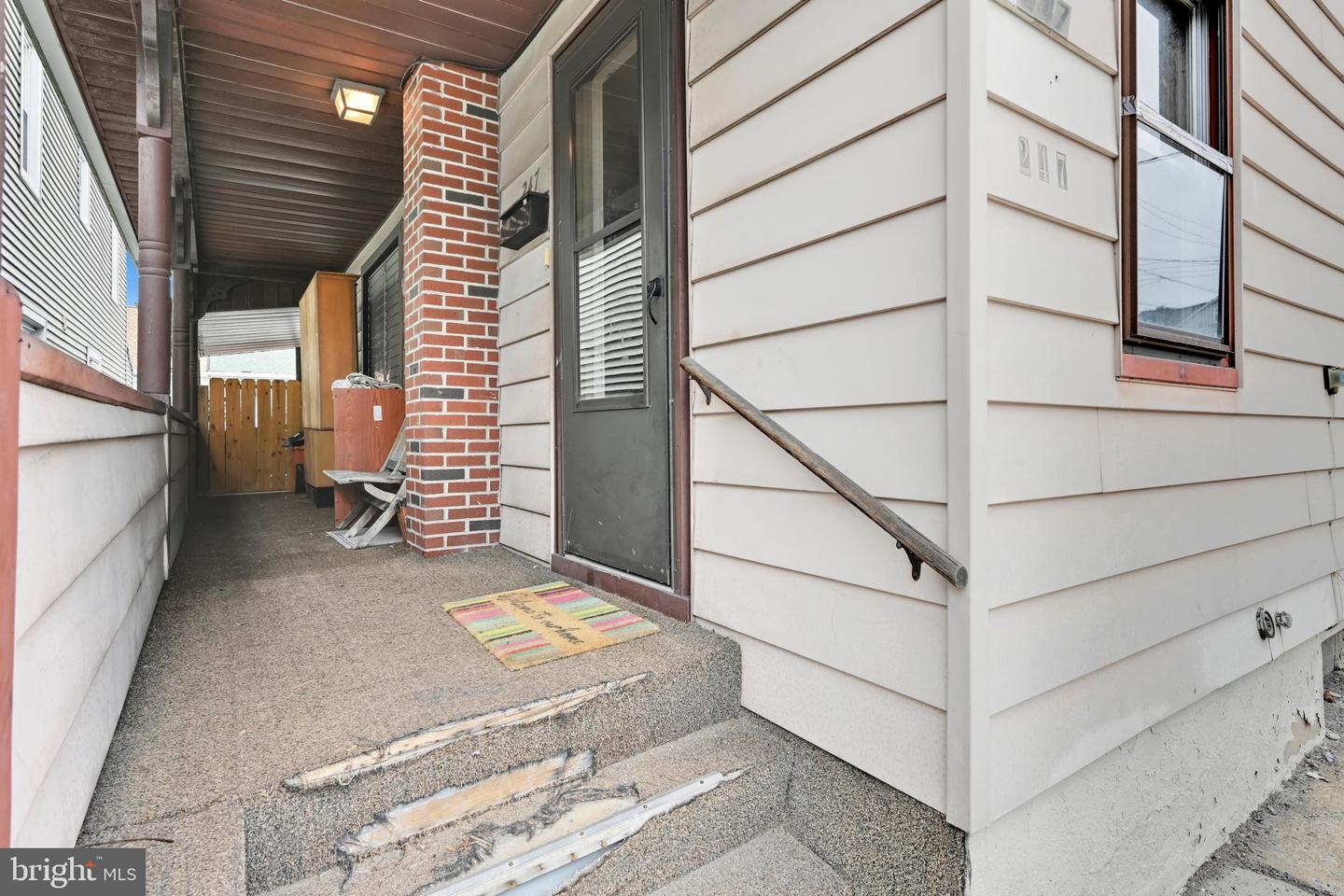 247 E Bertsch St Property Photo 3