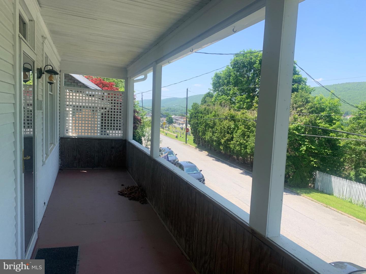 421 E Railroad St Property Photo 3