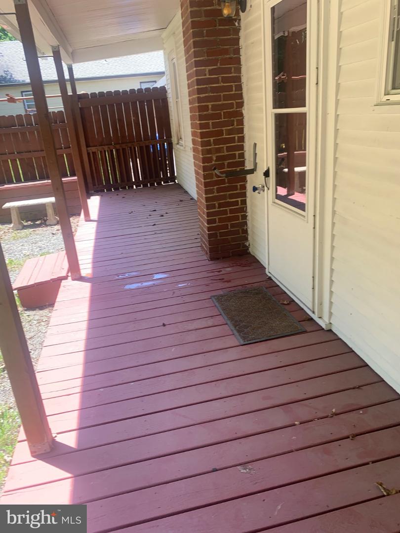 421 E Railroad St Property Photo 4
