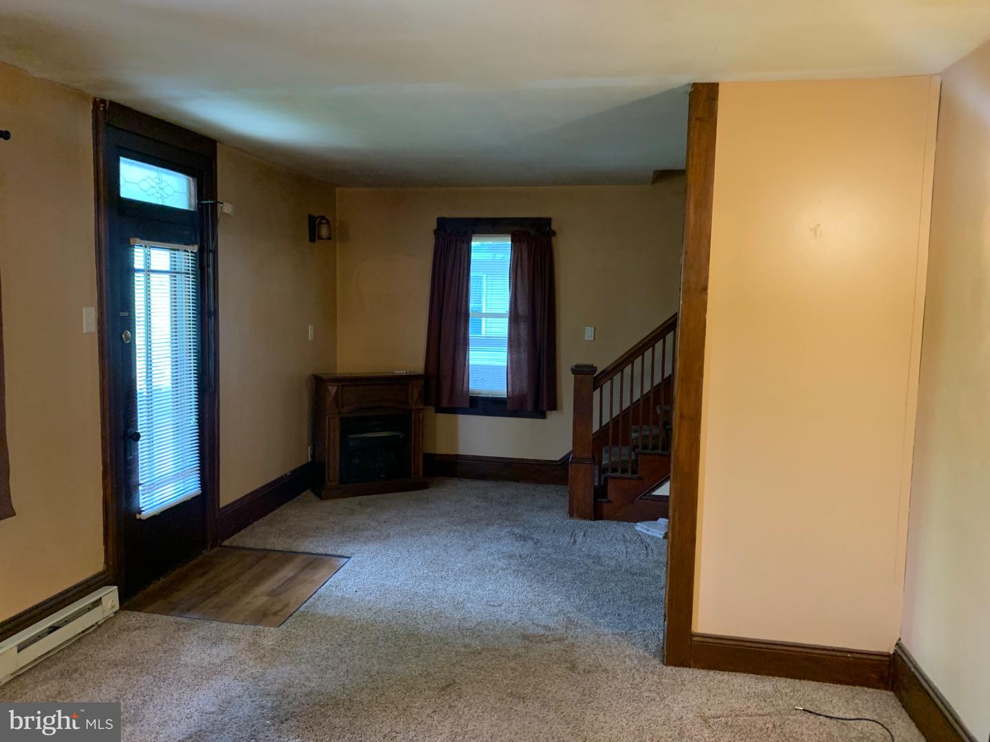 421 E Railroad St Property Photo 12