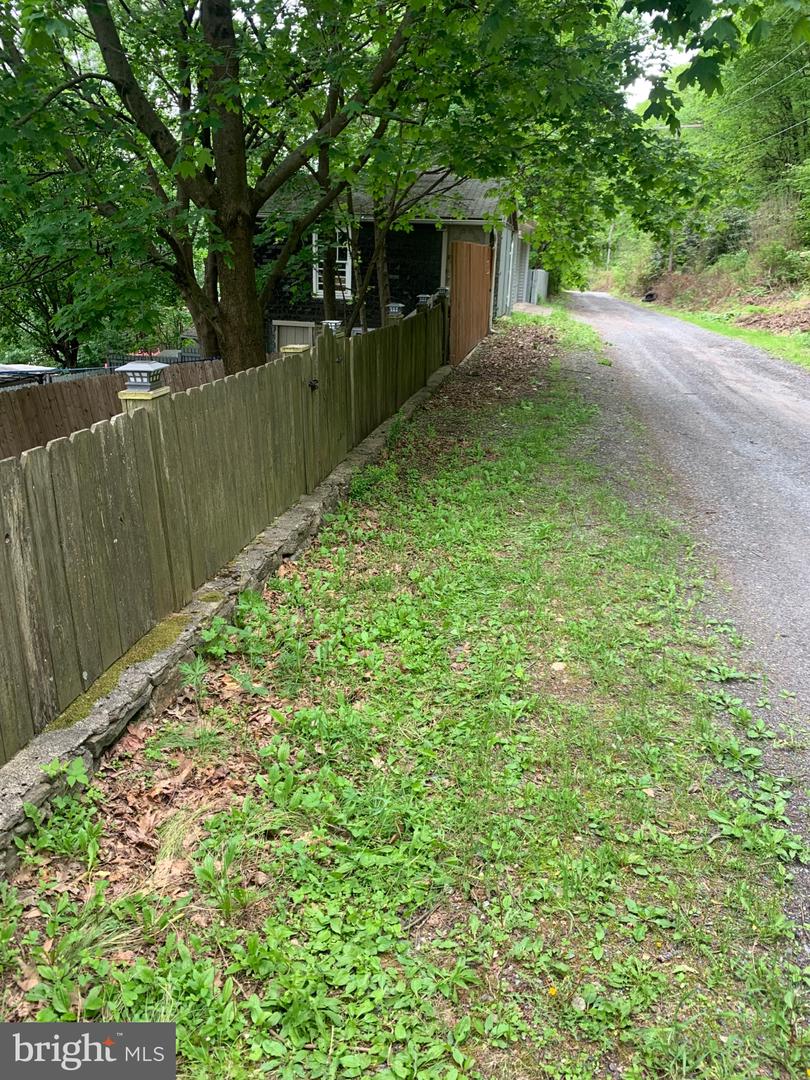 421 E Railroad St Property Photo 19