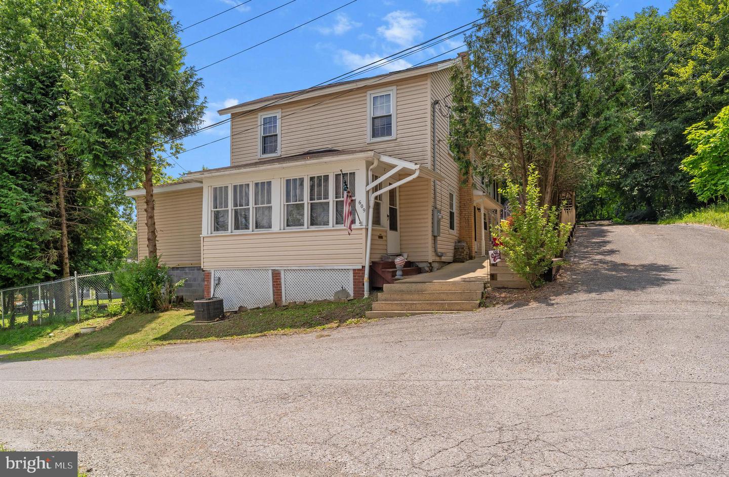 609 Elizabeth St Property Photo 1