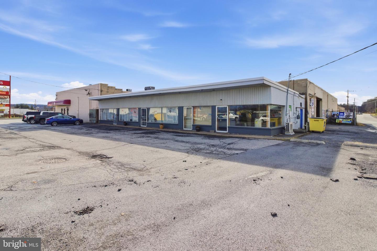 1081 & 1083 N Front Street Property Photo 1