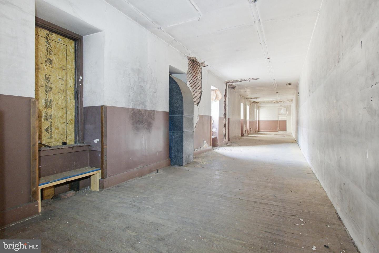 241 E Market St Property Photo 2