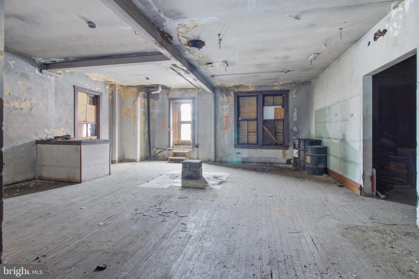 241 E Market St Property Photo 3