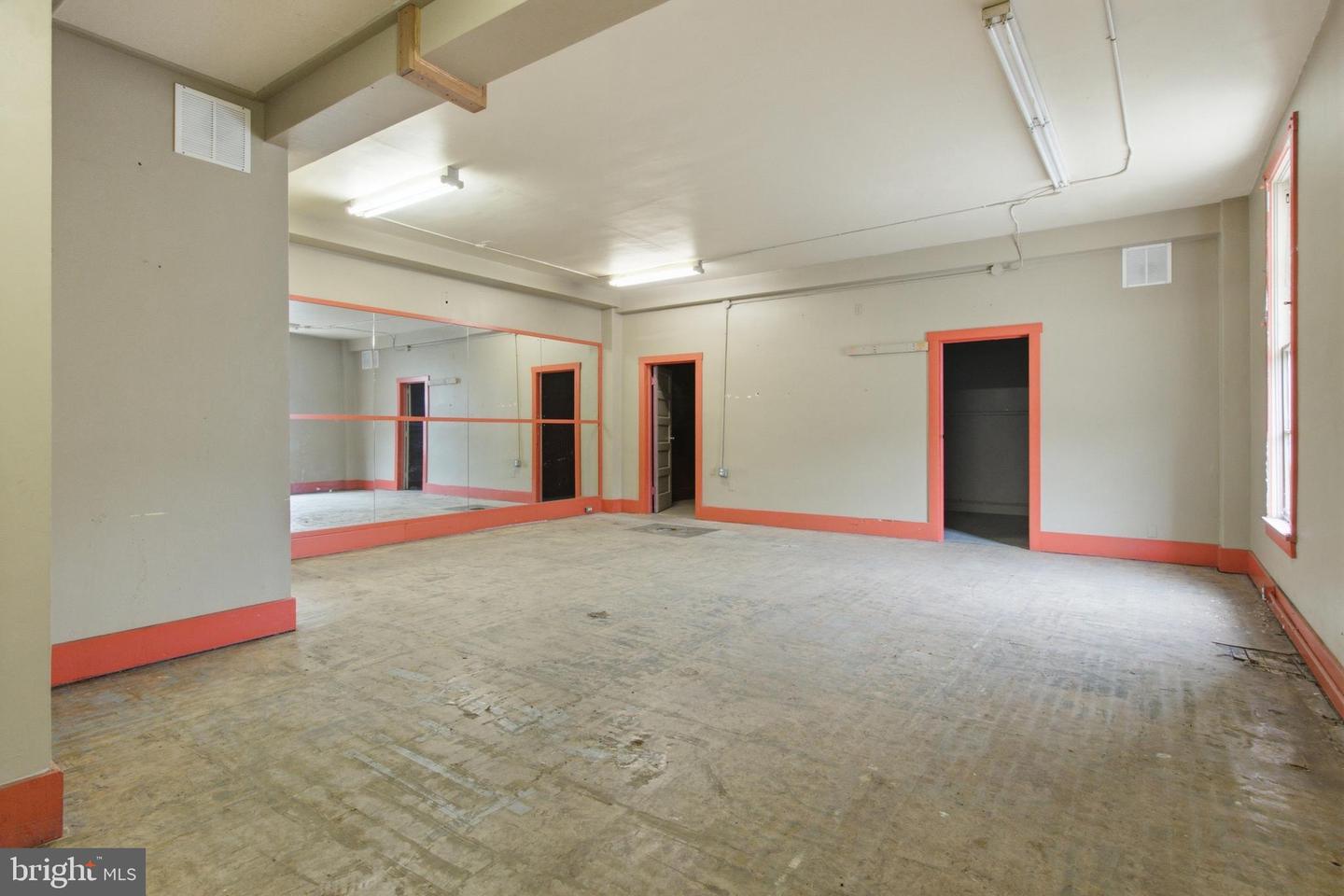 241 E Market St Property Photo 5