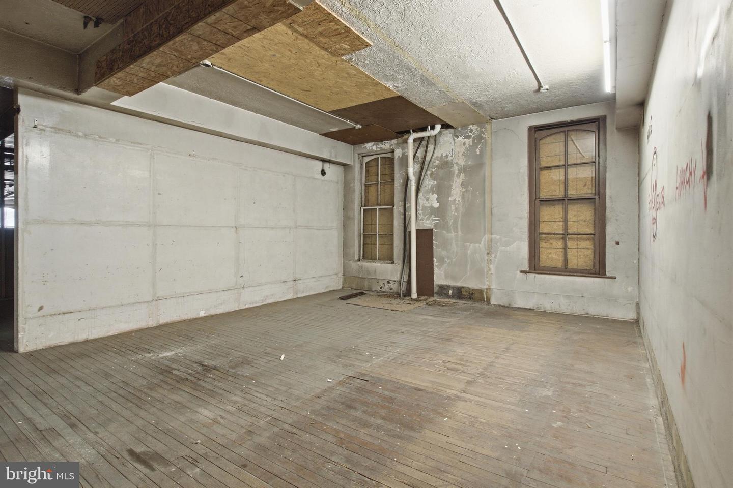 241 E Market St Property Photo 6