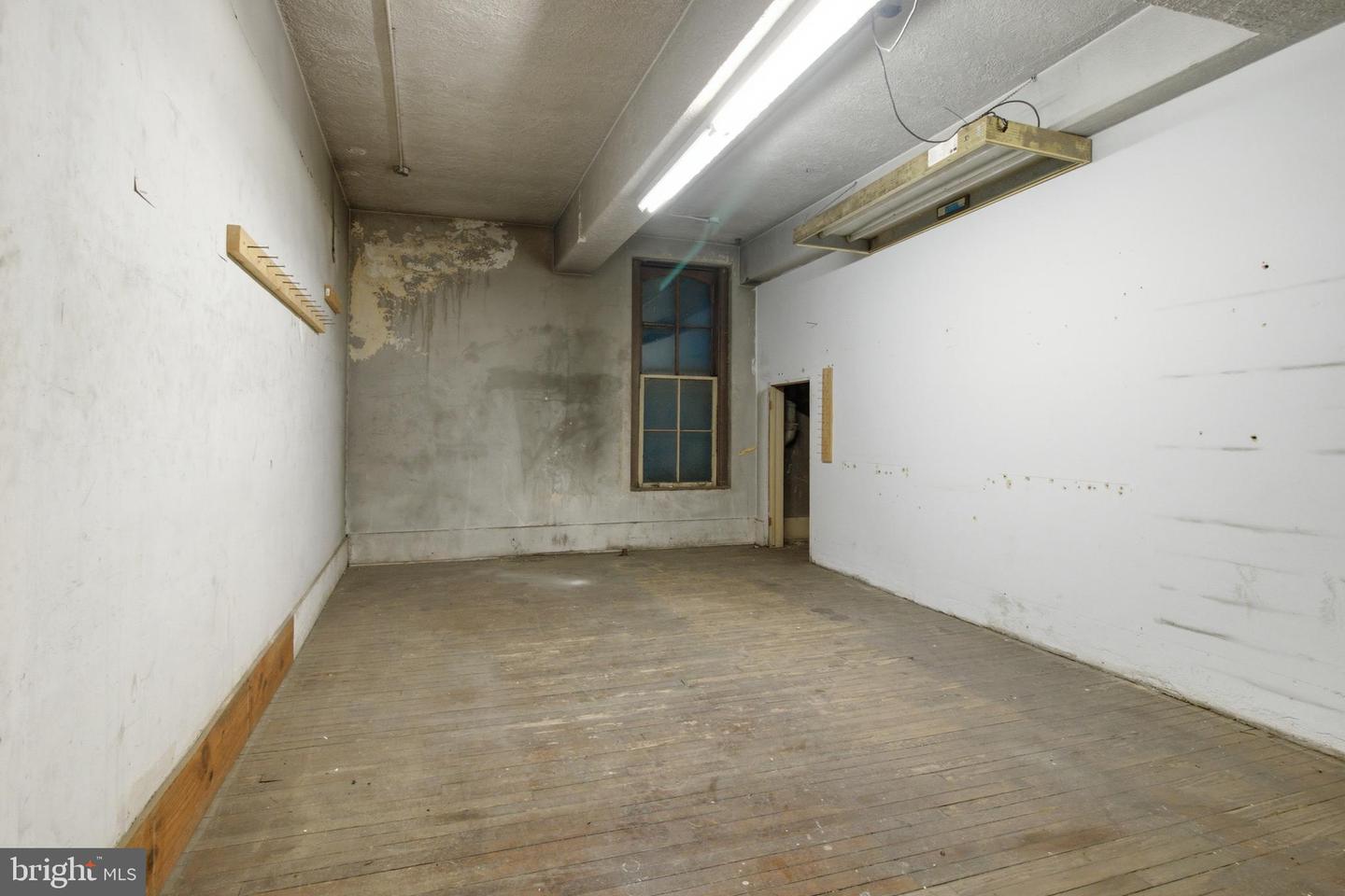 241 E Market St Property Photo 7
