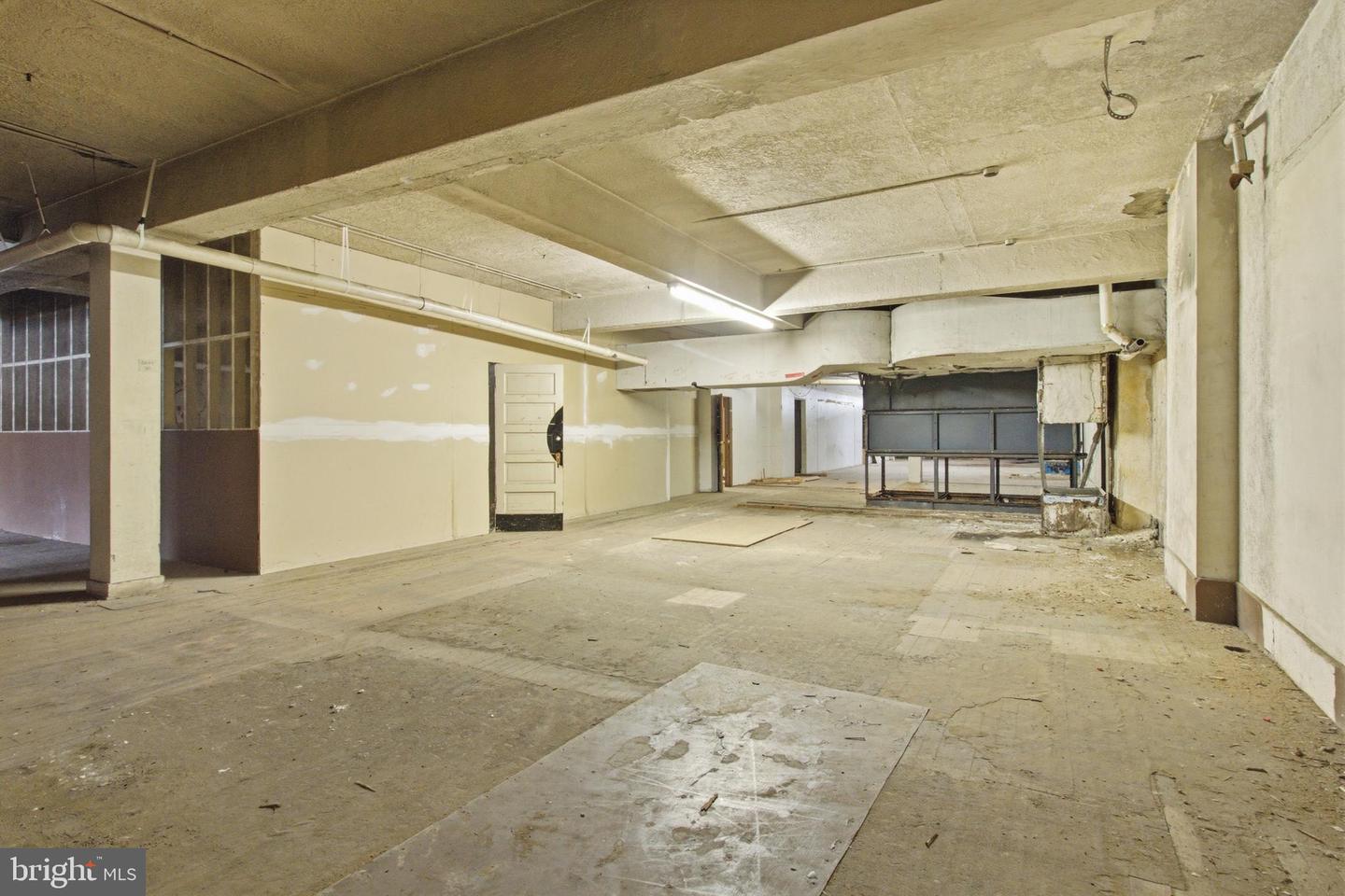 241 E Market St Property Photo 8