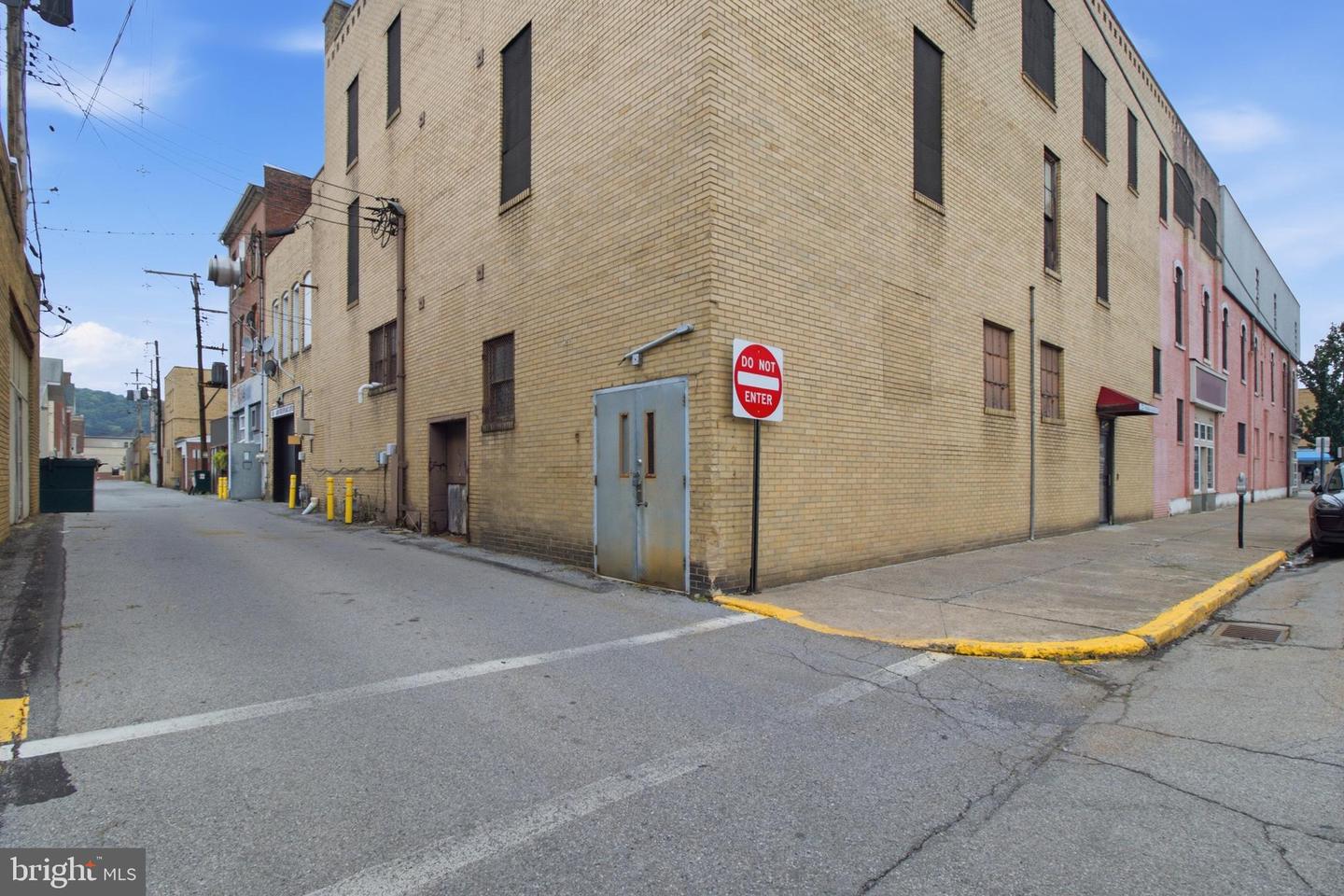 241 E Market St Property Photo 9